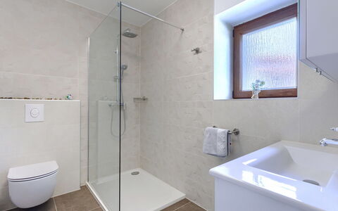 Trošti: Baño, Piso, Arreglo De Tubería, Suelo, Diseño De Interiores, Grifo, Plomería, Techo, Loseta, Ducha