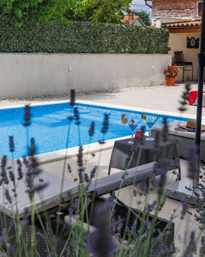 Trošti: Piscina, Recurso, Ocio, Mueble Para Exteriores, Material Compuesto, Paraguas, Eco Hotel, Fuente De Agua, Silla, Sombra