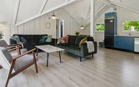 Tenna - 30Km from the Sea: Suelos De Madera, Piso, Diseño De Interiores, Madera, Suelo Laminado, Suelo, Mueble, Techo, Sala, Sofá