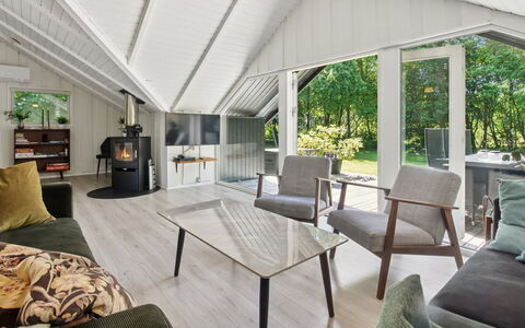 Tenna - 30Km from the Sea: Diseño De Interiores, Madera, Techo, Piso, Mueble, Suelo, Sala, Sofá, Casa, Suelos De Madera