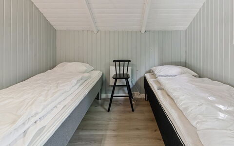 Tenna - 30Km from the Sea: Habitación, Madera, Suelo, Cama, Piso, Sábana, Lecho, Techo, Marco De La Cama, Diseño De Interiores