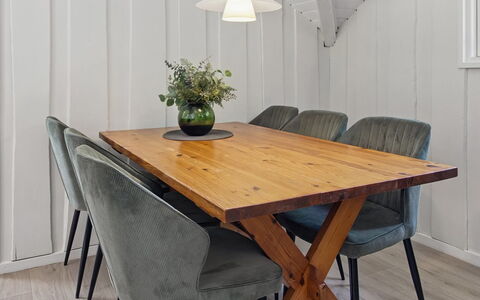 Tenna - 30Km from the Sea: Mueble, Piso, Diseño De Interiores, Suelo, Mesa, Madera, Silla, Suelos De Madera, Comedor, Cocina Y Comedor Mesa