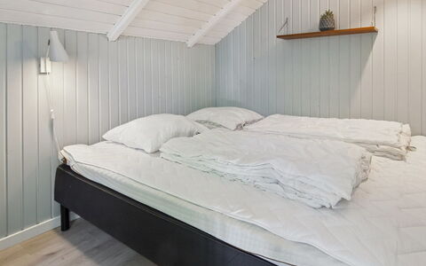 Tenna - 30Km from the Sea: Habitación, Cama, Sábana, Lecho, Madera, Suelo, Piso, Linos, Diseño De Interiores, Marco De La Cama