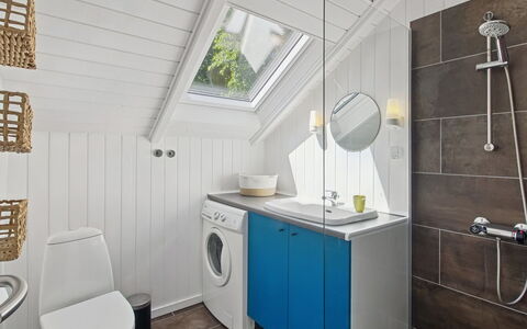 Tenna - 30Km from the Sea: Arreglo De Tubería, Diseño De Interiores, Piso, Lavabo, Suelo, Mueble De Baño, Techo, Grifo, Baño, Plomería