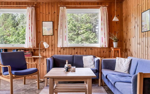 Iivo - 3.5Km from the Sea: Mueble, Madera, Diseño De Interiores, Sala, Piso, Sofá, Casa, Suelo, Habitación, Manchas De Madera