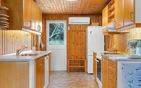 Iivo - 3.5Km from the Sea: Cocina, Mostrador, Aparato De Cocina, Electrodoméstico, Madera, Gabinetes, Diseño De Interiores, Piso, Techo, Mueble