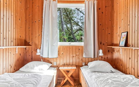 Iivo - 3.5Km from the Sea: Madera, Habitación, Piso, Diseño De Interiores, Cama, Suelo, Techo, Sábana, Madera Dura, Mueble