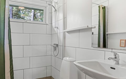 Iivo - 3.5Km from the Sea: Arreglo De Tubería, Diseño De Interiores, Piso, Baño, Suelo, Lavabo Del Baño, Lavabo, Baño, Plomería, Grifo