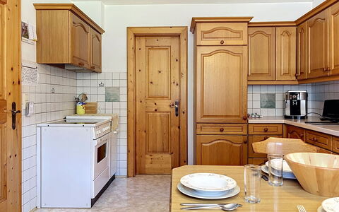 Resimini: Gabinetes, Diseño De Interiores, Piso, Madera, Cocina, Mueble, Mostrador, Suelo, Techo, Alacena