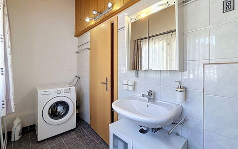 Haus Wasserfall: Piso, Arreglo De Tubería, Diseño De Interiores, Suelo, Lavabo, Madera, Techo, Lavabo Del Baño, Grifo, Baño