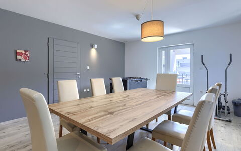 A.e.m: Mueble, Diseño De Interiores, Piso, Suelo, Pared, Madera, Mesa, Techo, Comedor, Cocina Y Comedor Mesa
