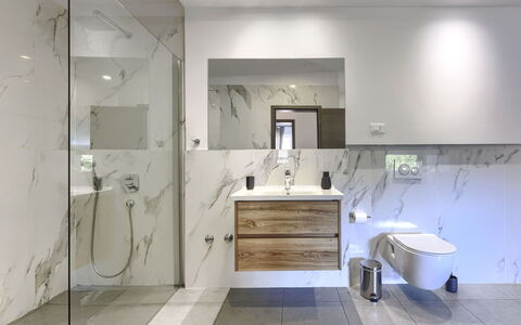 A.e.m: Piso, Diseño De Interiores, Suelo, Pared, Arreglo De Tubería, Baño, Mueble De Baño, Lavabo, Grifo, Espejo
