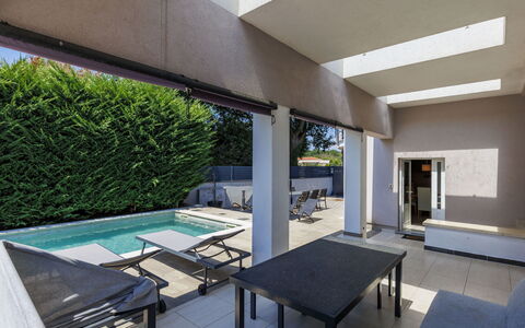 A.e.m: Piscina, Arquitectura, Barrio Residencial, Suelo, Piso, Casa, Material Compuesto, Diseño Urbano, Sombra, Hormigón