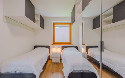 La Corona: Diseño De Interiores, Piso, Suelo, Madera, Mueble, Techo, Habitación, Cama, Habitación, Encendiendo