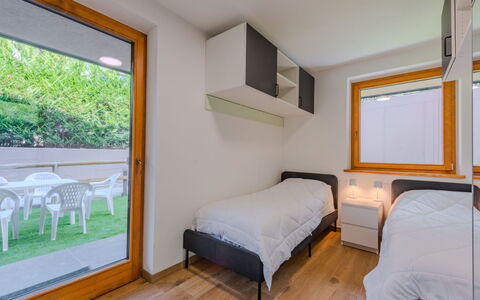 La Corona: Diseño De Interiores, Pared, Madera, Techo, Piso, Suelo, Habitación, Cama, Habitación, Mueble