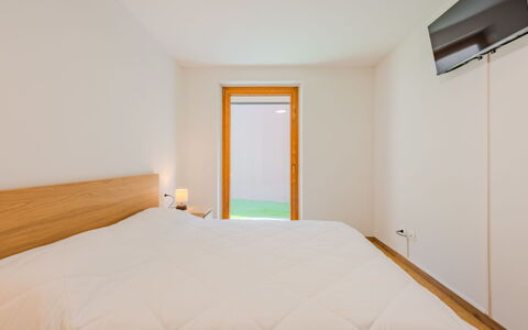 La Corona: Piso, Diseño De Interiores, Pared, Madera, Suelo, Techo, Habitación, Suelos De Madera, Cama, Habitación