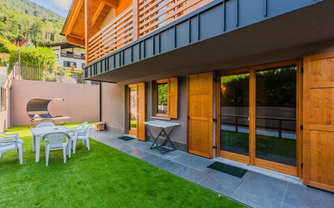 La Corona: Madera, Casa, Balcón, Porche, Eco Hotel, Madera Dura, Manchas De Madera, Cubierta, Sombra, Patio