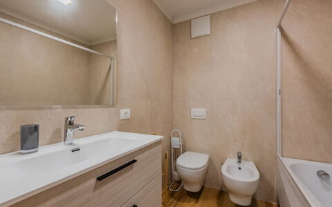 La Corona: Baño, Piso, Arreglo De Tubería, Lavabo Del Baño, Suelo, Diseño De Interiores, Lavabo, Mueble De Baño, Espejo, Grifo