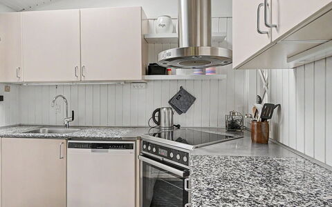 Annalina - 230M from the Sea: Cocina, Aparato De Cocina, Mostrador, Electrodoméstico, Diseño De Interiores, Piso, Fregadero, Arreglo De Tubería, Grifo, Gabinetes