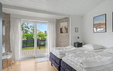 Annalina - 230M from the Sea: Mueble, Madera, Suelo, Diseño De Interiores, Habitación, Cama, Piso, Casa, Habitación, Lecho