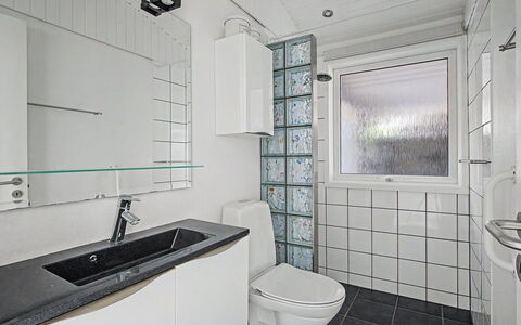 Annalina - 230M from the Sea: Arreglo De Tubería, Piso, Diseño De Interiores, Suelo, Baño, Lavabo, Grifo, Plomería, Loseta, Techo