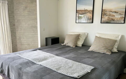 Annalina - 230M from the Sea: Cama, Mueble, Lecho, Habitación, Diseño De Interiores, Suelo, Sábana, Piso, Linos, Madera