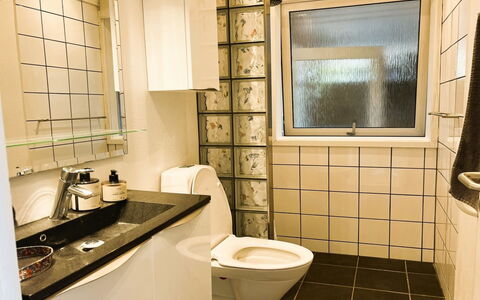 Annalina - 230M from the Sea: Asiento Del Baño, Baño, Arreglo De Tubería, Baño, Pared, Piso, Diseño De Interiores, Suelo, Plomería, Lavabo
