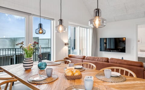 Thormund - 400M from the Sea: Diseño De Interiores, Lámpara, Mueble, Madera, Piso, Techo, Candelabro, Comedor, Encendiendo, Cocina Y Comedor Mesa