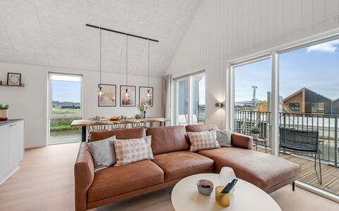 Thormund - 400M from the Sea: Madera, Piso, Mueble, Suelo, Diseño De Interiores, Sofá, Suelos De Madera, Techo, Sala, Casa
