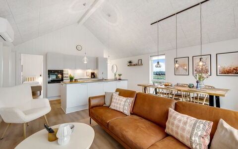 Thormund - 400M from the Sea: Piso, Diseño De Interiores, Madera, Sofá, Techo, Suelo, Mueble, Sala, Casa, Lámpara