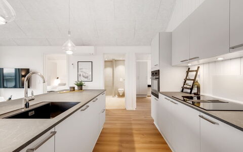 Thormund - 400M from the Sea: Cocina, Piso, Diseño De Interiores, Madera, Techo, Mostrador, Suelo, Aparato De Cocina, Suelos De Madera, Lámpara