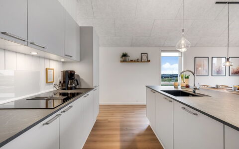 Thormund - 400M from the Sea: Cocina, Piso, Techo, Suelo, Diseño De Interiores, Mostrador, Aparato De Cocina, Electrodoméstico