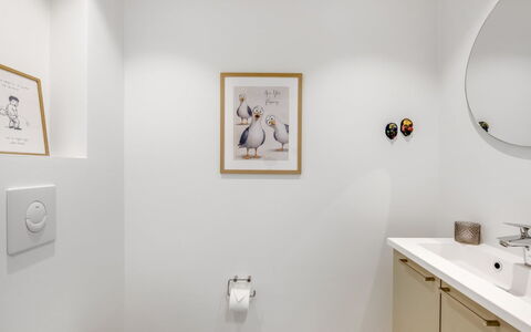 Thormund - 400M from the Sea: Pared, Diseño De Interiores, Arreglo De Tubería, Piso, Suelo, Baño, Encendiendo, Plomería, Techo, Lavabo Del Baño