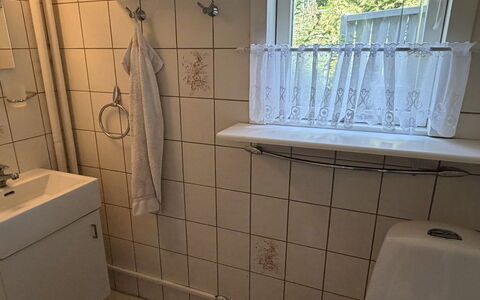 Lonneke - from the Sea: Piso, Arreglo De Tubería, Suelo, Plomería, Baño, Lavabo Del Baño, Habitación, Lavabo, Grifo, Loseta