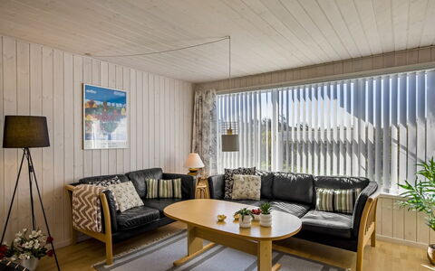 Ingalil - 200M from the Sea: Mueble, Diseño De Interiores, Madera, Sofá, Techo, Piso, Sala, Suelo, Casa, Encendiendo