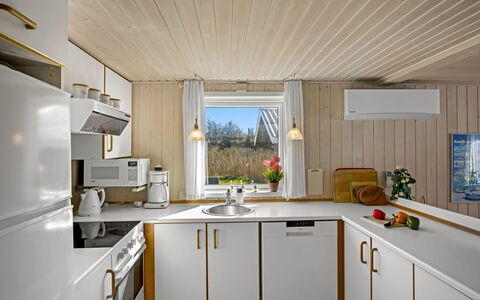 Ingalil - 200M from the Sea: Cocina, Madera, Mostrador, Diseño De Interiores, Piso, Techo, Aparato De Cocina, Electrodoméstico, Suelo, Habitación