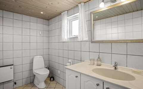 Ingalil - 200M from the Sea: Piso, Pared, Arreglo De Tubería, Suelo, Madera, Diseño De Interiores, Lavabo, Baño, Techo, Grifo