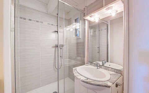 La Bressado: Arreglo De Tubería, Diseño De Interiores, Baño, Piso, Suelo, Lavabo, Lavabo Del Baño, Plomería, Ducha, Grifo