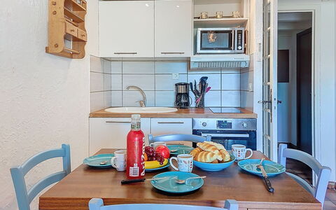 La Bressado: Mueble, Diseño De Interiores, Piso, Madera, Cocina, Electrodoméstico, Suelo, Habitación, Mostrador, Aparato De Cocina