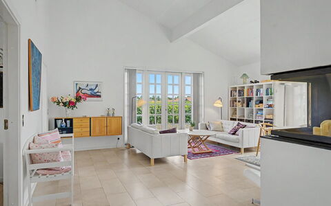Ion - 1Km from the Sea: Mueble, Piso, Diseño De Interiores, Suelo, Pared, Sofá, Techo, Madera, Sala, Habitación