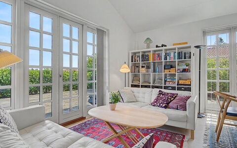 Ion - 1Km from the Sea: Mueble, Diseño De Interiores, Piso, Sofá, Suelo, Sala, Madera, Habitación, Techo, Mesa