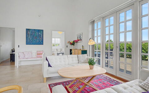 Ion - 1Km from the Sea: Mueble, Diseño De Interiores, Piso, Suelo, Sofá, Madera, Techo, Sala, Mesa, Habitación