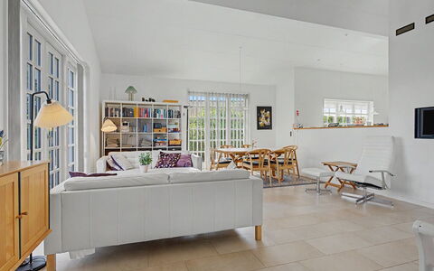 Ion - 1Km from the Sea: Mueble, Diseño De Interiores, Piso, Suelo, Sofá, Pared, Madera, Techo, Sala, Suelos De Madera
