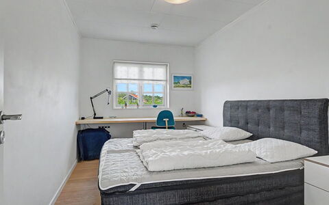 Ion - 1Km from the Sea: Habitación, Cama, Mueble, Suelo, Piso, Lecho, Marco De La Cama, Sábana, Departamento, Habitación
