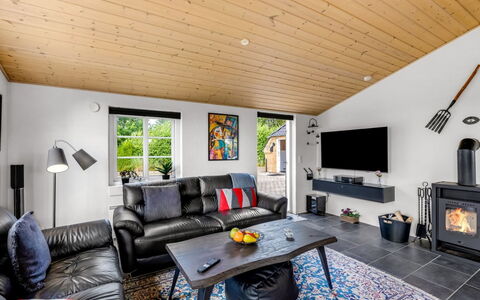 Meindor - 450M to the Fjord: Madera, Mueble, Sofá, Diseño De Interiores, Sala, Techo, Habitación, Casa, Piso