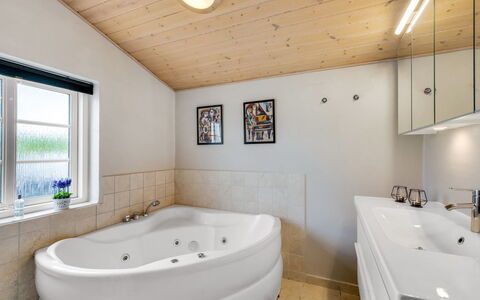 Meindor - 450M to the Fjord: Arreglo De Tubería, Piso, Diseño De Interiores, Baño, Techo, Suelo, Bañera, Plomería, Habitación, Casa
