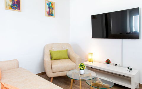 Elvix Nerja Center a: Mueble, Diseño De Interiores, Sofá, Pared, Piso, Suelo, Sala, Habitación, Madera, Casa