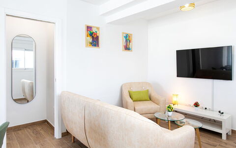 Elvix Nerja Center a: Mueble, Diseño De Interiores, Sofá, Piso, Pared, Suelo, Sala, Madera, Habitación, Casa