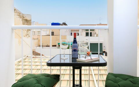 Elvix Nerja Center a: Mueble, Silla, Diseño De Interiores, Mueble Para Exteriores, Departamento, Balcón, Mesa Al Aire Libre, Silla Plegable, Manchas De Madera, Mesa De Café