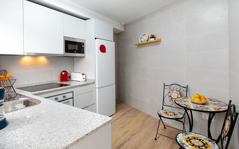 Elvix Nerja Center a: Cocina, Pared, Piso, Mostrador, Electrodoméstico, Diseño De Interiores, Suelo, Aparato De Cocina, Mueble, Habitación